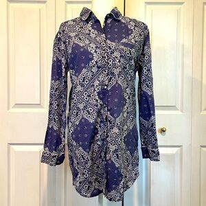 🩷 Victoria’s Secret Blue and White Button Down Shirt - Small